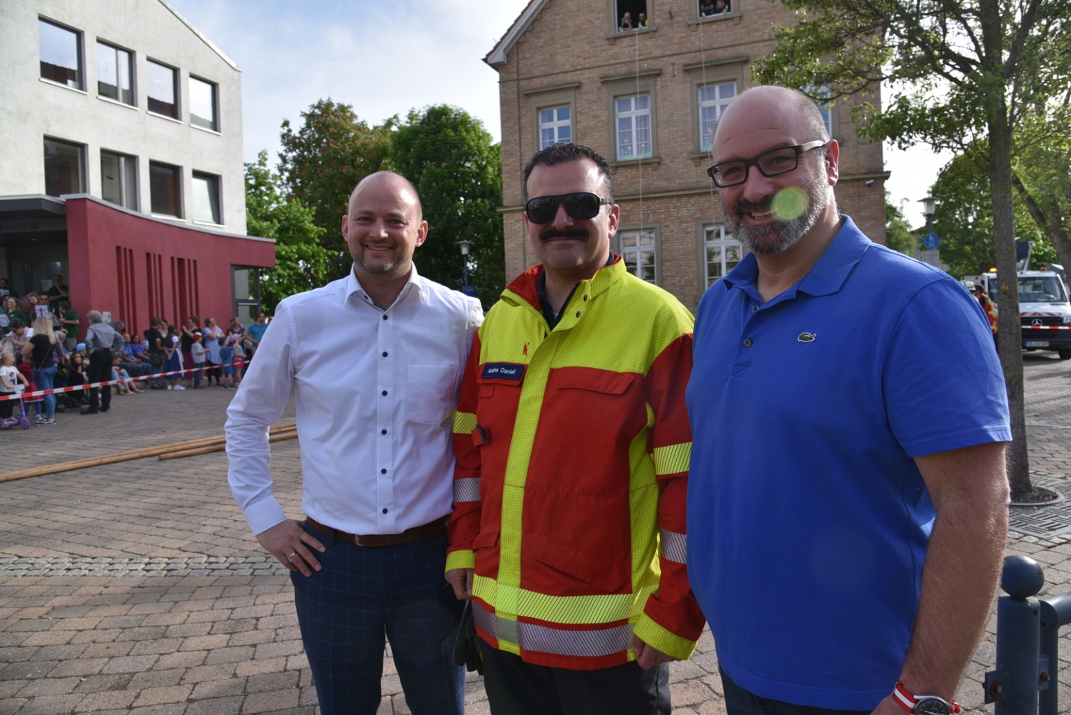 Bürgermeister Pascal Seidel im Gespräch mit dem Feuerwehrkommandanten Andrea Danieli und dem ehemaligen Bürgermeister Jens Geiß.