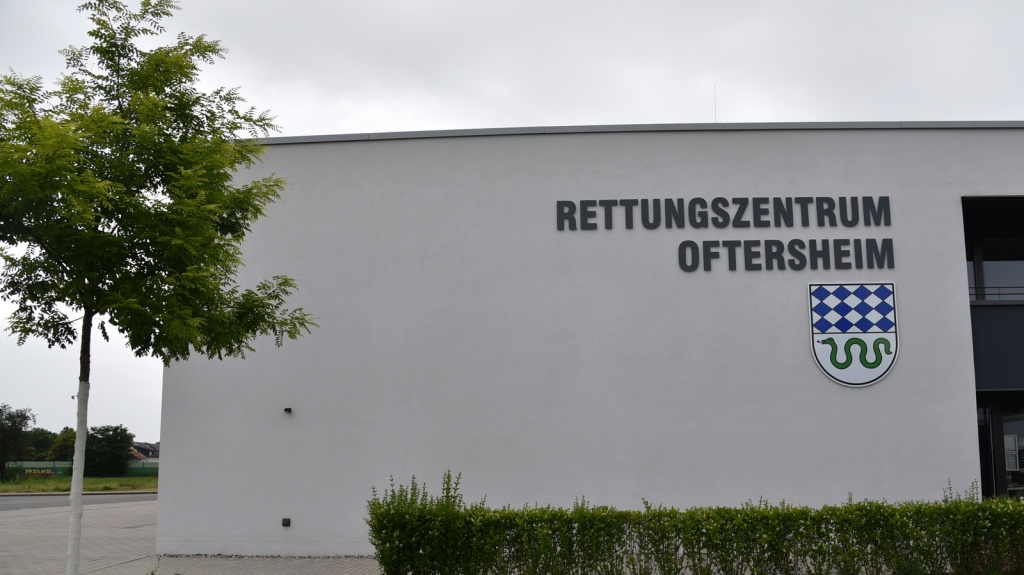 Der Schriftzug Rettungszentrum Oftersheim ist jetzt gut vom Kreisel Eichendorffstraße sichtbar.