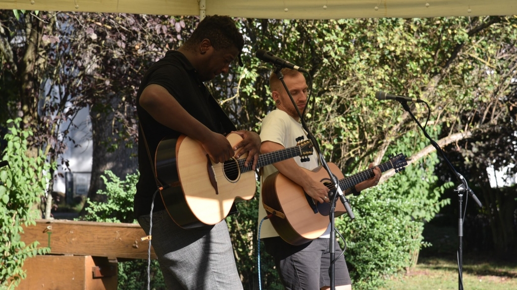 As Far As Low ist eine Heidelberger Band, die als Duo in Oftersheim auftrat: Robin Carpe und Azim Toure.