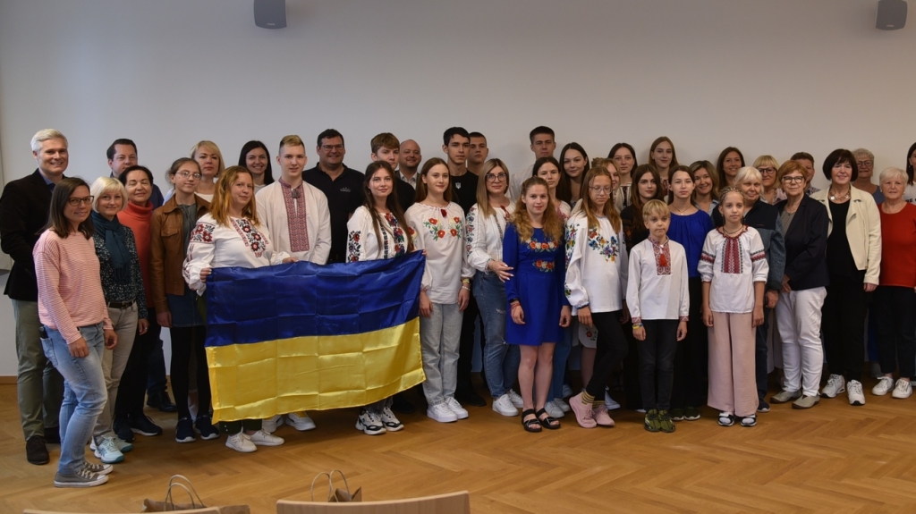  Oftersheim, Plankstadt und Schwetzingen haben eine Solidaritätspartnerschaft mit den ukrainischen Kozelets unterzeichnet. Bis zum 20. August sind 18 Kinder und Jugendliche aus Kozelets hier zu Gast. In Plankstadt wurden sie begrüßt.