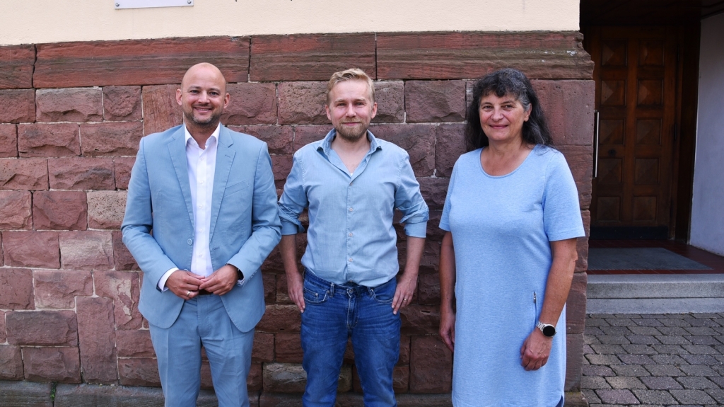 Bürgermeister Pascal Seidel, der neue Rektor Sascha Barembruch, Konrektorin Ines Hieltscher am Eingang der Schule.