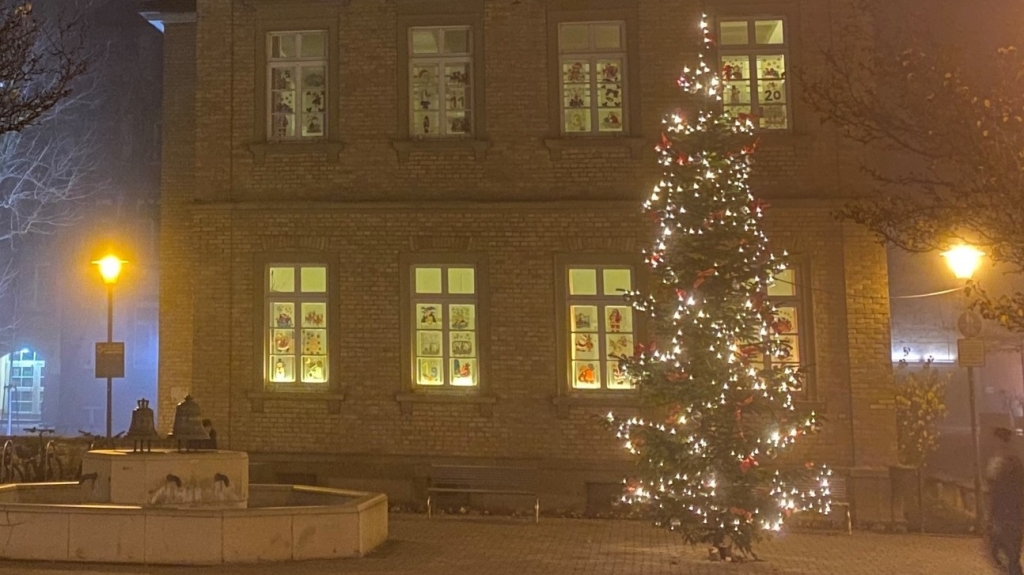 Weihnachtsbaum neben dem Rathaus