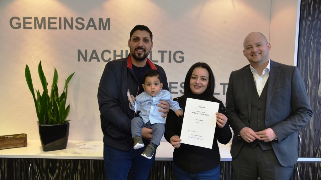 Der Bundespräsident ist jetzt der Ehrenpatenonkel von Ismael aus Oftersheim, das siebte Kind in der Familie. Bürgermeister Pascal Seidel überreichte die Urkunde an die erfreuten Eltern.