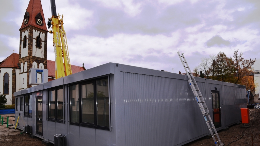 Die Container für den katholischen Kindergarten sind in der Bismarckstraße gestellt worden.