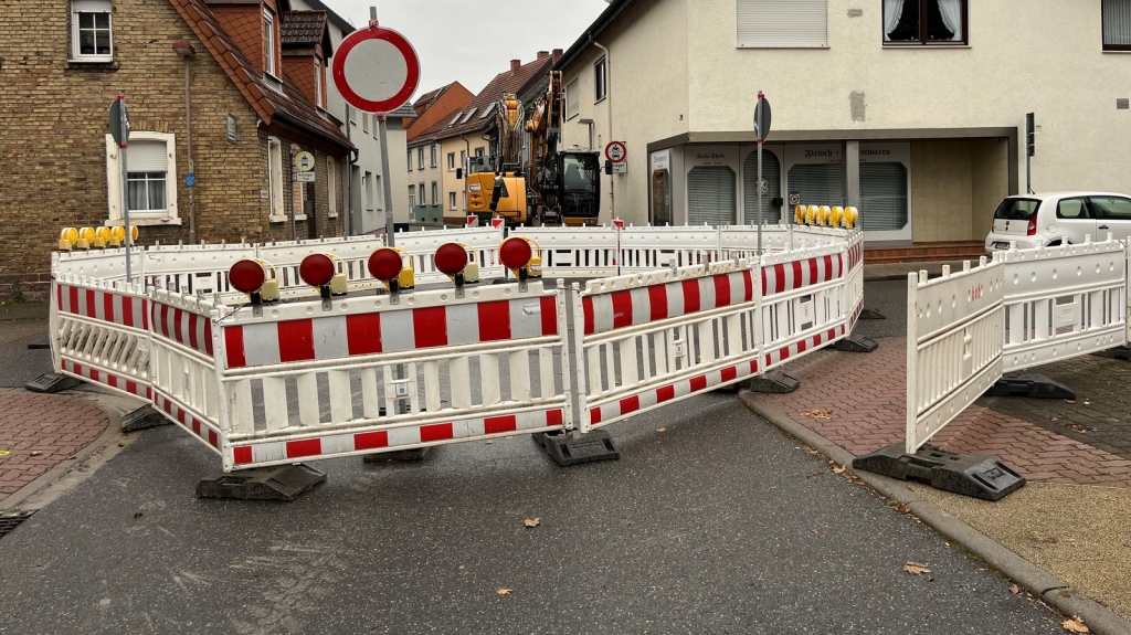 In der Sofienstraße wird der Kanal saniert. Die Kreuzung davor musste deshalb vorübergehend gesperrt werden.