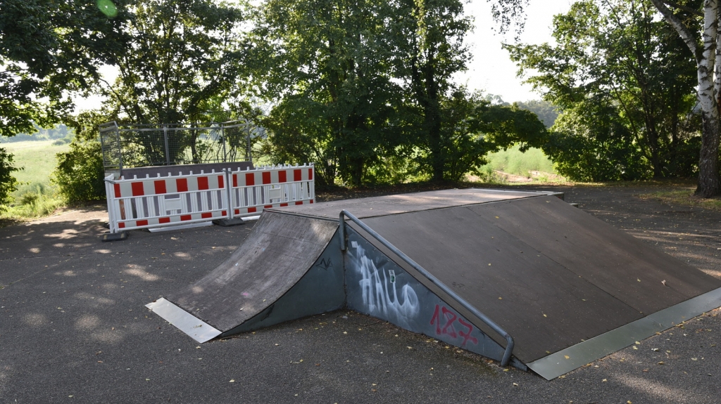 An der Rollschuhbahn wird die Halfpipe entfernt, weil sie defekt ist. Hier werden bald Basketballkörbe installiert.