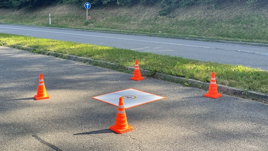 Zur Wildschweinkadaversuche kommt auf freiem Feld eine Drohne zum Einsatz. Foto: Landratsamt Rhein-Neckar-Kreis