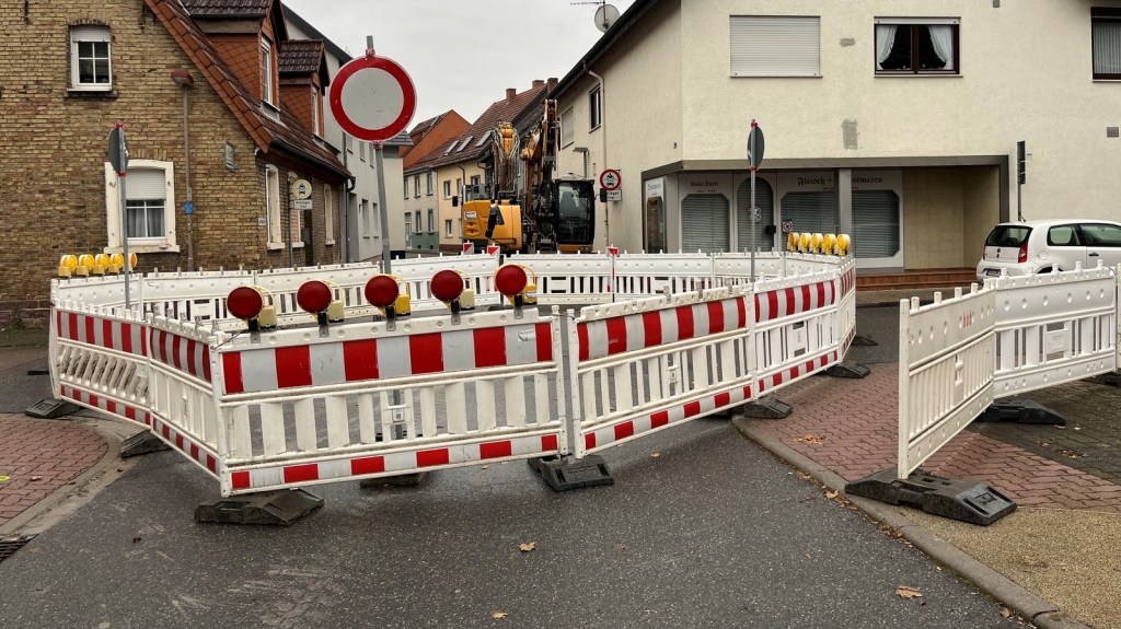 Die Einfahrten in die Sofienstraße von der Mozartstraße und der Heidelberger Straße sind gesperrt. Bis Ende des Jahres ist auch die Kreuzung Franz-Schubert-Straße, Mozartstraße und Sofienstraße gesperrt.