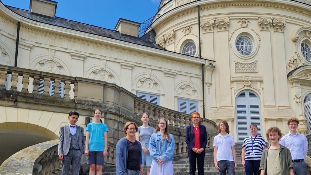 Preisträgerinnen und Preisträger des Europaschülerquiz 2024 - Gruppenfoto vor dem Schloss Solitude. Bildquelle: Statistisches Landesamt Baden-Württemberg 2024.