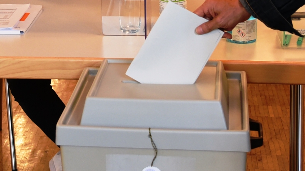 Ein Wähler wirft einen Stimmzettel in eine Wahlurne. (Symbolbild)