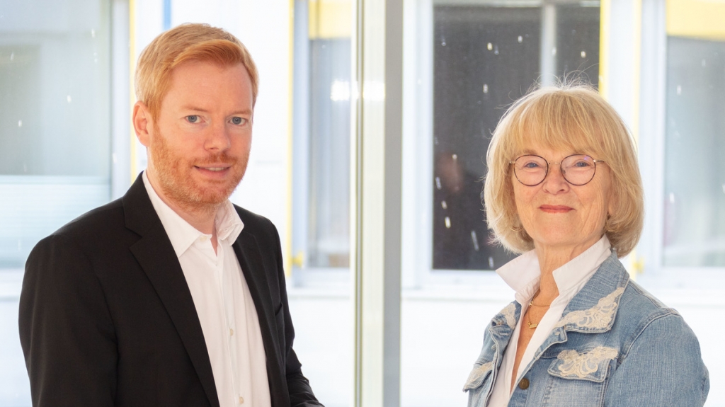 Die Vorsitzende des Kreisseniorenrats, Elisabeth Sauer, und der Sozialdezernent des Rhein-Neckar-Kreises, Fabian Scheffczyk, präsentierten den neu aufgelegten Seniorenwegweiser im Landratsamt. (Foto: Landratsamt Rhein-Neckar-Kreis)