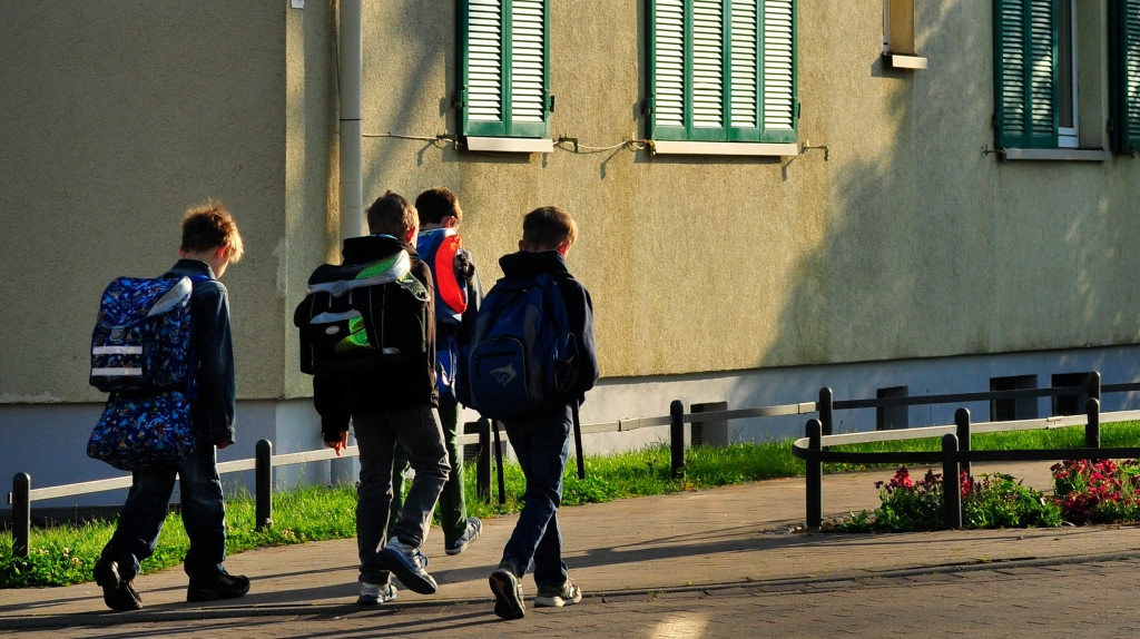 Grundschüler auf dem Schulweg (Symbolbild)