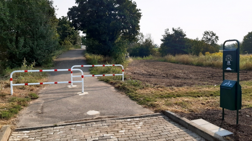 Neue Hundetoilette in der Hardtwaldsiedlung an der Fußgängerbrücke über die B 291.