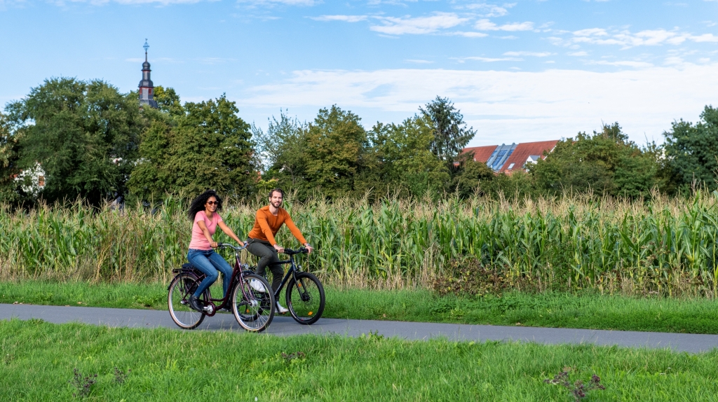 STADTRADELN, zwei Menschen radeln durchs Grüne. (c)Klima-Bündnis  Felix Krammer