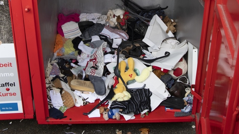 Altkleidercontainer mit Müll gefüllt und nicht mit Altkleidern. Foto: AVR