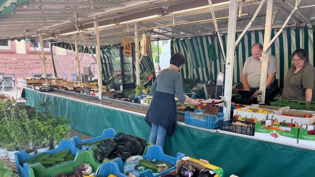 Obst- und Gemüsestand auf dem Schulhof.