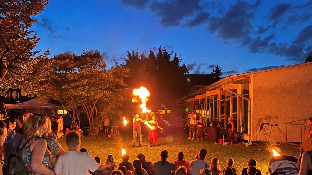 Die Feuershow im Gemeindepark am Freitagabend.