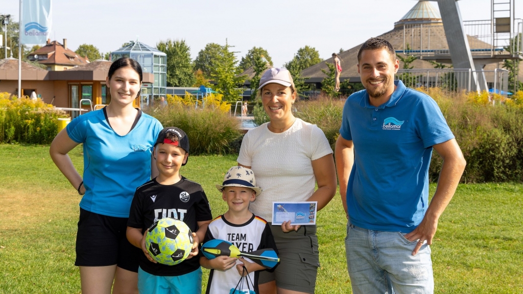 Sarah Wolff vom Bellamar-Team (links) und Bellamar-Bäderleiter Christopher Di-Vita (rechts) begrüßen Carina Rühle und ihre Jungs Leon und Julius