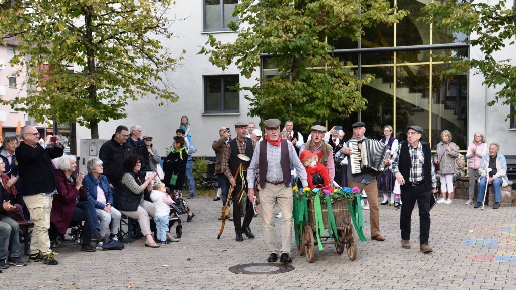 Die Kerweborscht laufen singend auf dem Schulhof ein. In der Besetzung im Jahr 2023.