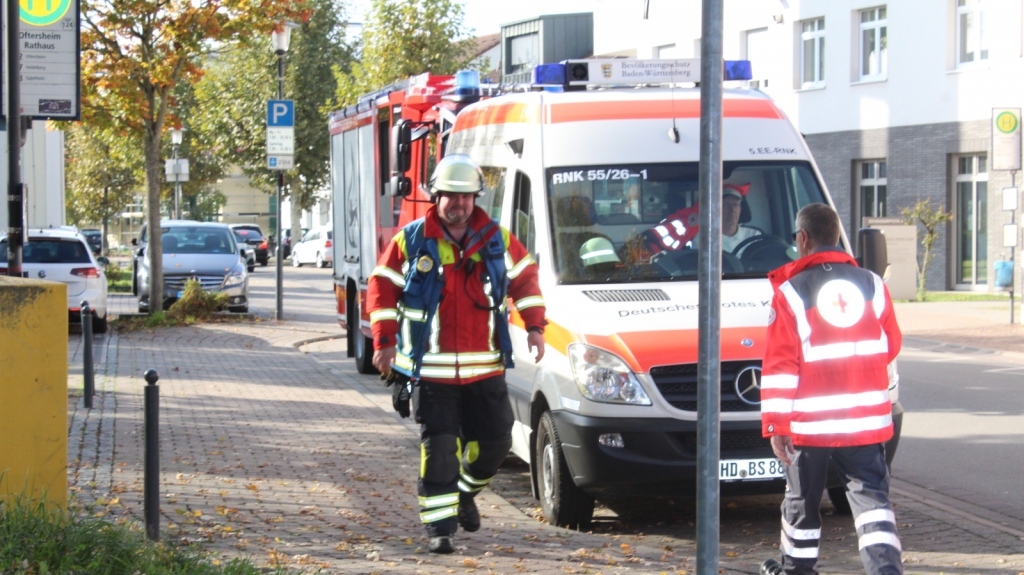 Das erste Feuerwehrauto kam in der Eichendorffstraße angefahren. Auch das DRK war mit einem Fahrzeug vor Ort.