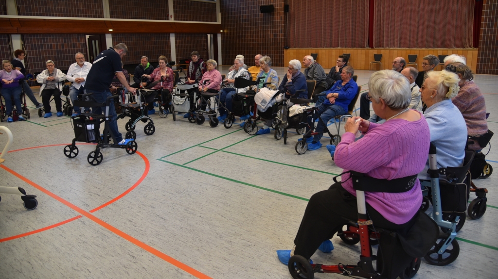 Rund 25 interessierte Seniorinnen und Senioren kamen zum Rollatortag.