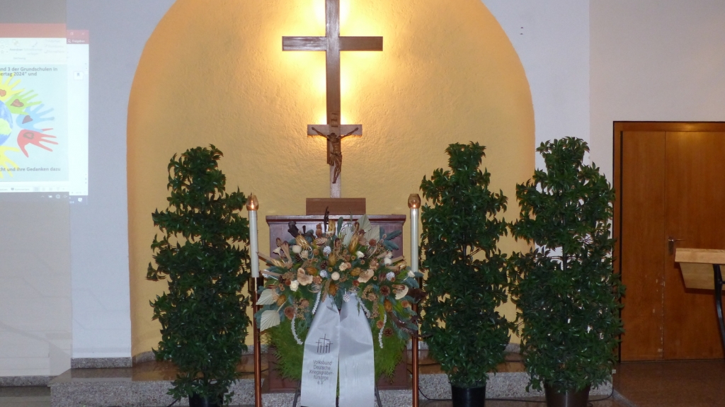 Der Altarbereich in der Trauerhalle mit dem Kranz des Volksbunds Deutsche Kriegsgräberfürsorge