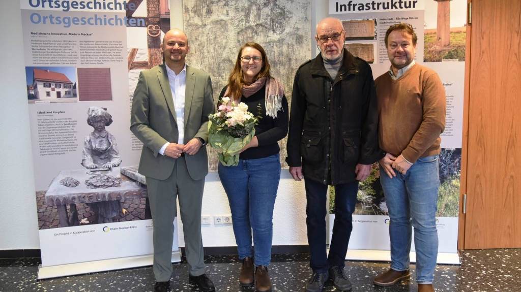 Ausstellung eröffnet: Kleindenkmale im Rhein-Neckar-Kreis. Vlnr: Bürgermeister Pascal Seidel, Marlene Kleiner vom Kreisarchiv, Helmut Spieß vom Heimat- und Kulturkreis, Kulturamtsleiter Guido Hillengaß