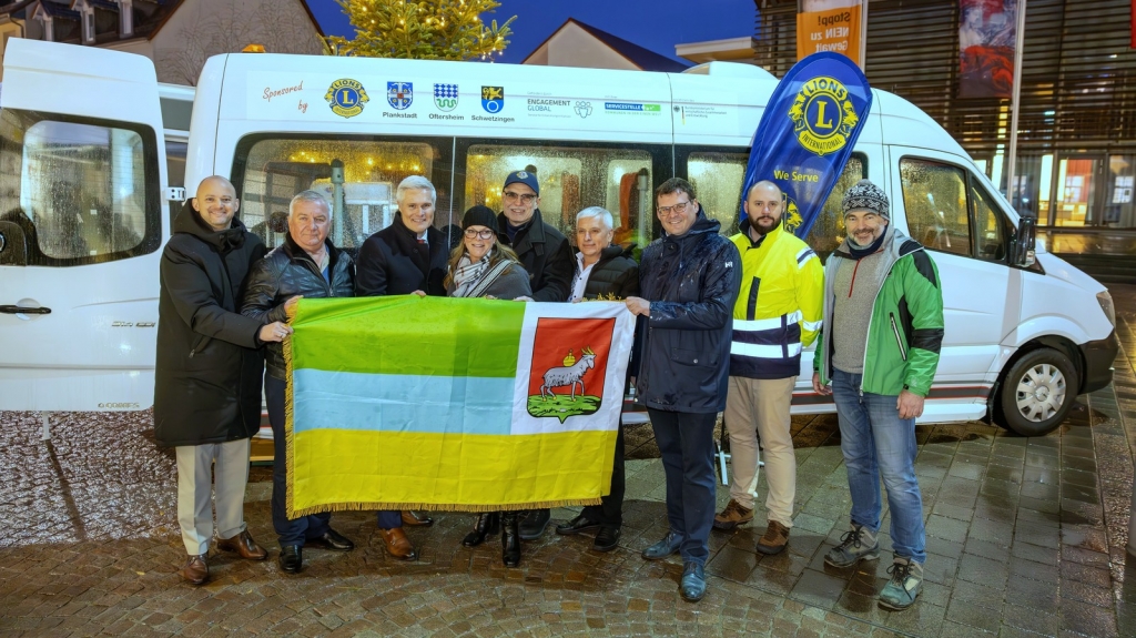 Spendenübergabe: Von links: Pascal Seidel (Bürgermeister Oftersheim) Volodymyr Motzor (Vize-Bürgermeister Kozelets) Oberbürgermeister von Schwetzingen Matthias Steffan, Sabine Stechl (Präsidentin Lionsclub Churpfalz), Dr. Siegfried Beichter (Präsident Lions Club Schwetzingen), Valentyn Bryhynets (Bürgermeister Kozelets), Nils Drescher (Bürgermeister Plankstadt), David Windisch (Azubi Stadt Plankstadt), Andreas Ernst (Bauamtsleiter Stadt Plankstadt). Foto: cheesy