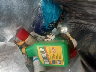 illegal entsorgte Schadstoffe in Mülltüte