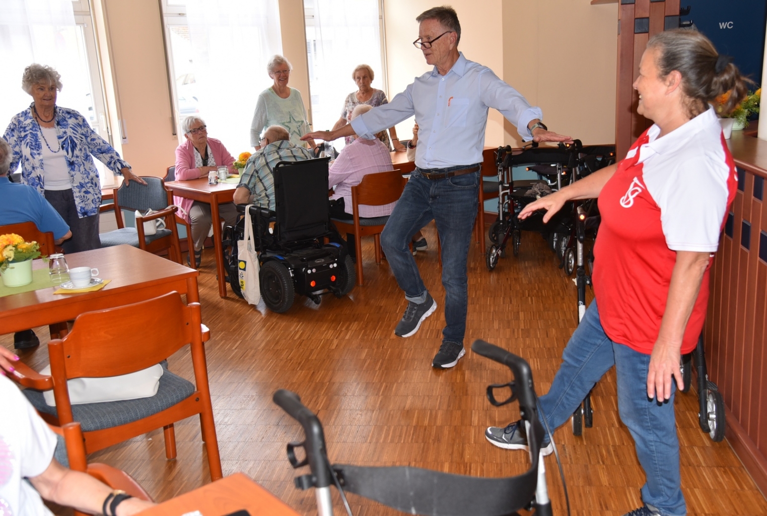 Konrad Reiter macht mit den Gästen im Café Übungen zur Sturzprophylaxe