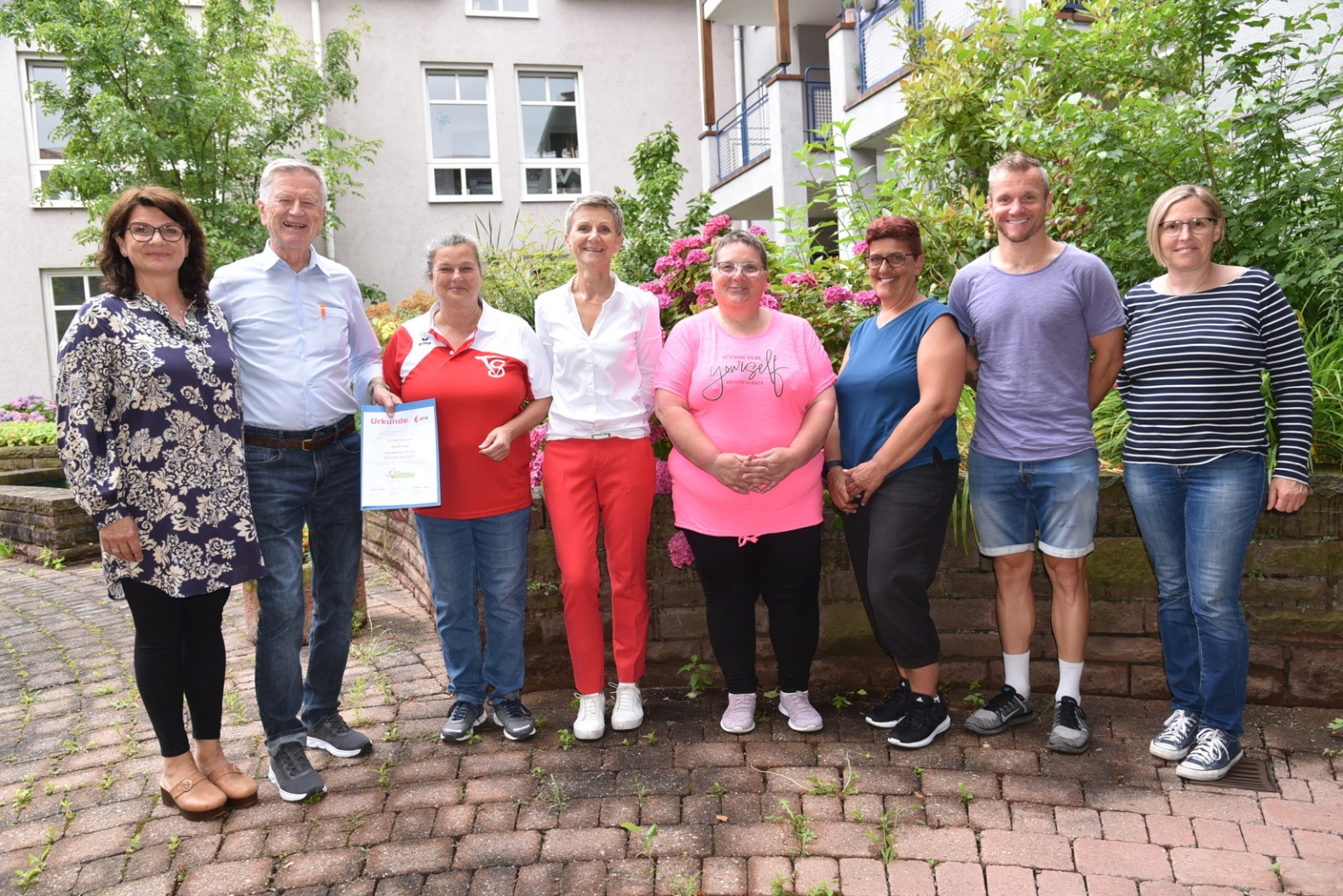 Gruppenbild zur Übergabe der Urkunde Seniorenfreundlicher Verein