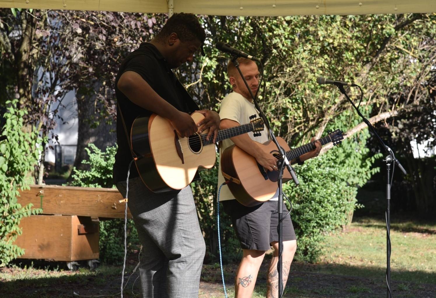 As Far As Low ist eine Heidelberger Band, die als Duo in Oftersheim auftrat: Robin Carpe und Azim Toure.