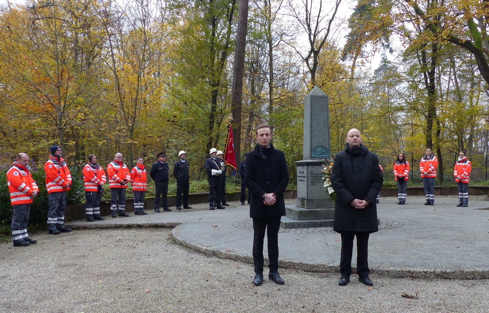 Pfarrer Dr. Simon Layer und Bürgermeister Pascal Seidel am Ehrenmal.