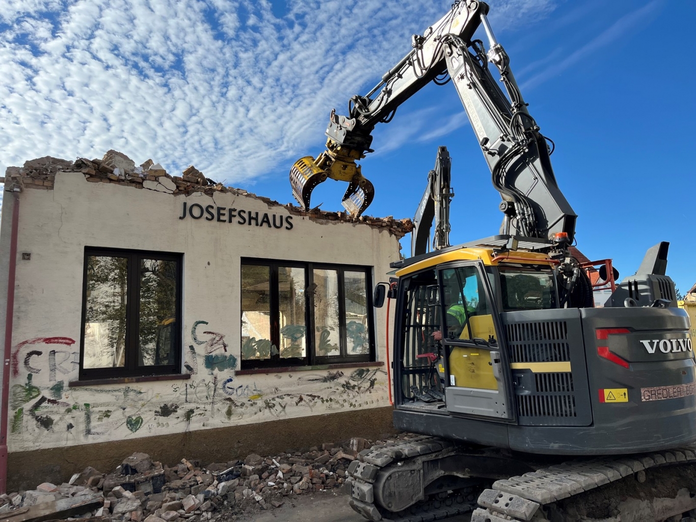 In dieser Woche verschwand dann auch der Schriftzug Josefshaus. Hier der Bagger bei der Arbeit.