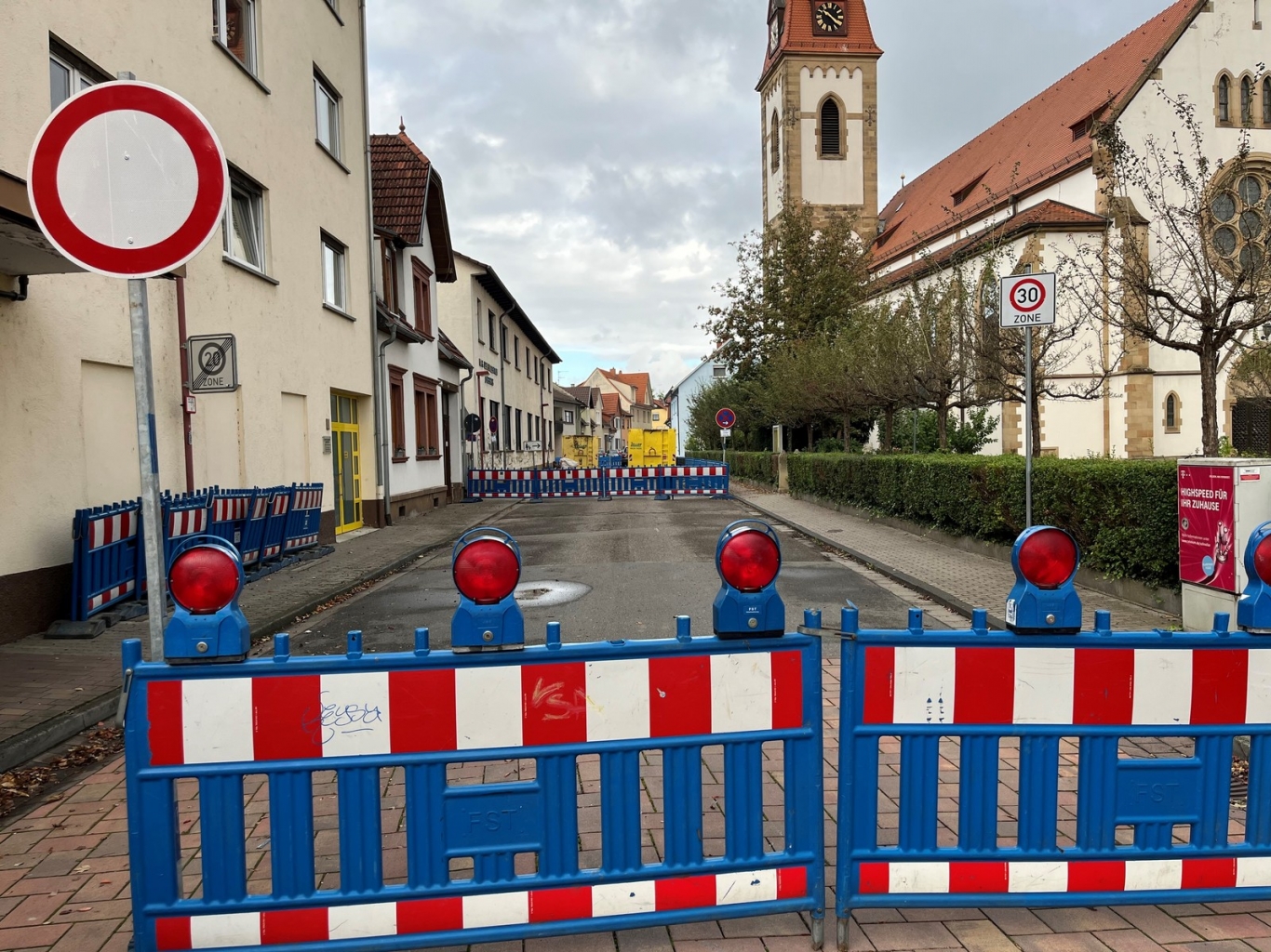 Im September wurde es ernst. Die Bismarckstraße wurde teilweise vollgesperrt. Die Abrissarbeiten begannen.