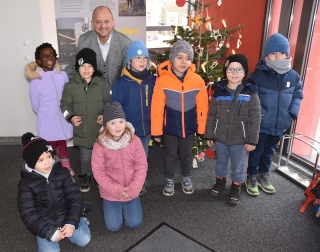 Gemeinsam erfolgreich: Kinder der Albert-Schweitzer-Kita haben den Tannenbaum an der Rathauseingangstür geschmückt, mit Unterstützung von Bürgermeister Pascal Seidel.