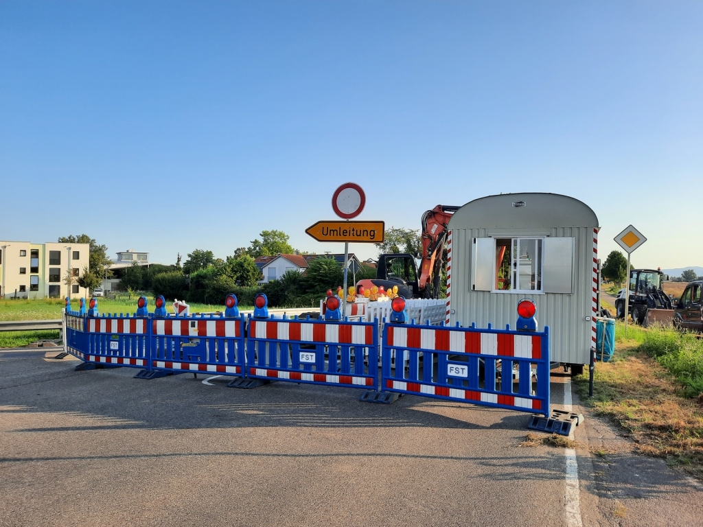 Die Sanierung läuft. Die Heidelberger Straße (Ortsausgang Richtung Plankstadt) ist derzeit gesperrt.