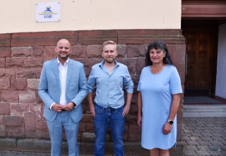 Bürgermeister Pascal Seidel, der neue Rektor Sascha Barembruch, Konrektorin Ines Hieltscher am Eingang der Schule.