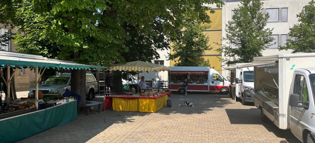 Wochenmarkt auf dem Schulhof