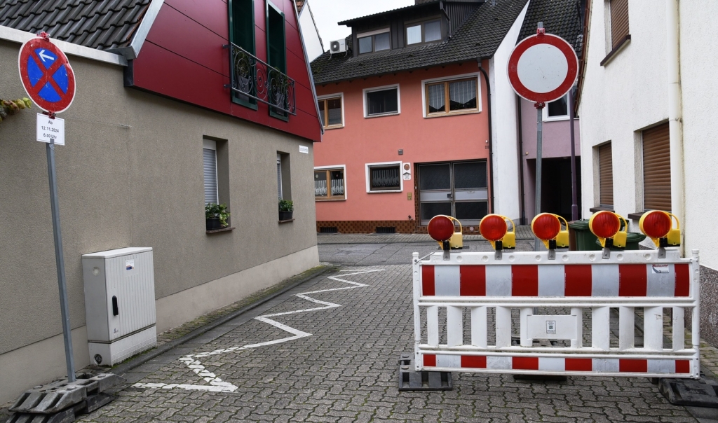 Die Leopoldstraße wird am Ausgang zur Sofienstraße zur Sackgasse. Hier die Fläche, auf der u.a. Materialien gelagert werden sollen. In der Leopoldstraße ist einseitiges Halteverbot eingerichtet worden.