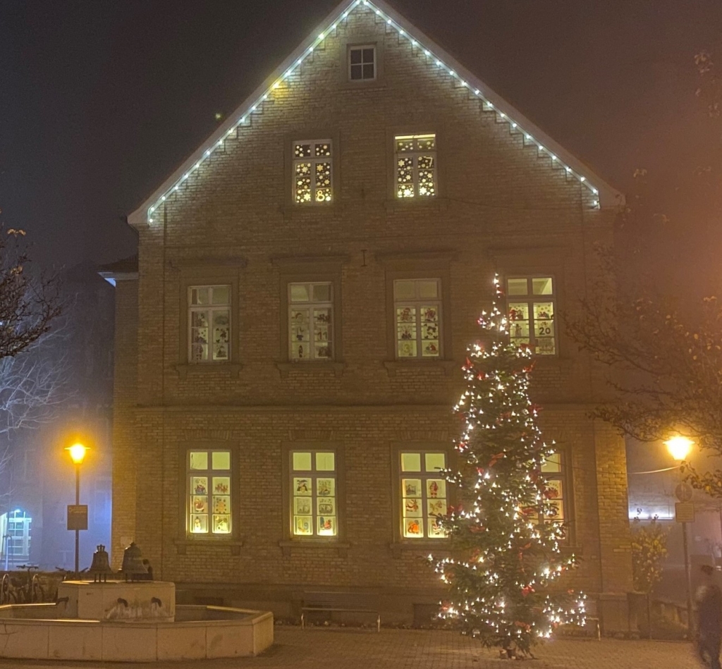 Weihnachtsbaum neben dem Rathaus