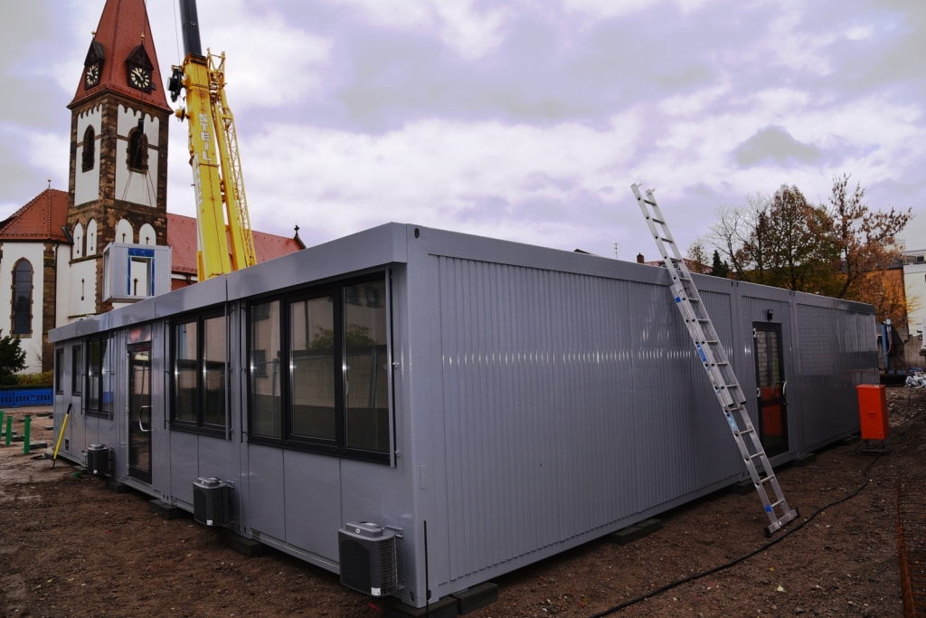 Die Container für den katholischen Kindergarten sind in der Bismarckstraße gestellt worden.