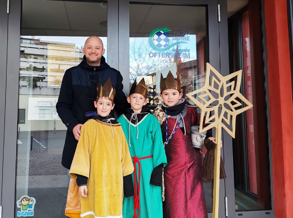 Sternsinger kamen zum Rathaus und wurden von Bürgermeister Pascal Seidel in Empfang genommen. 