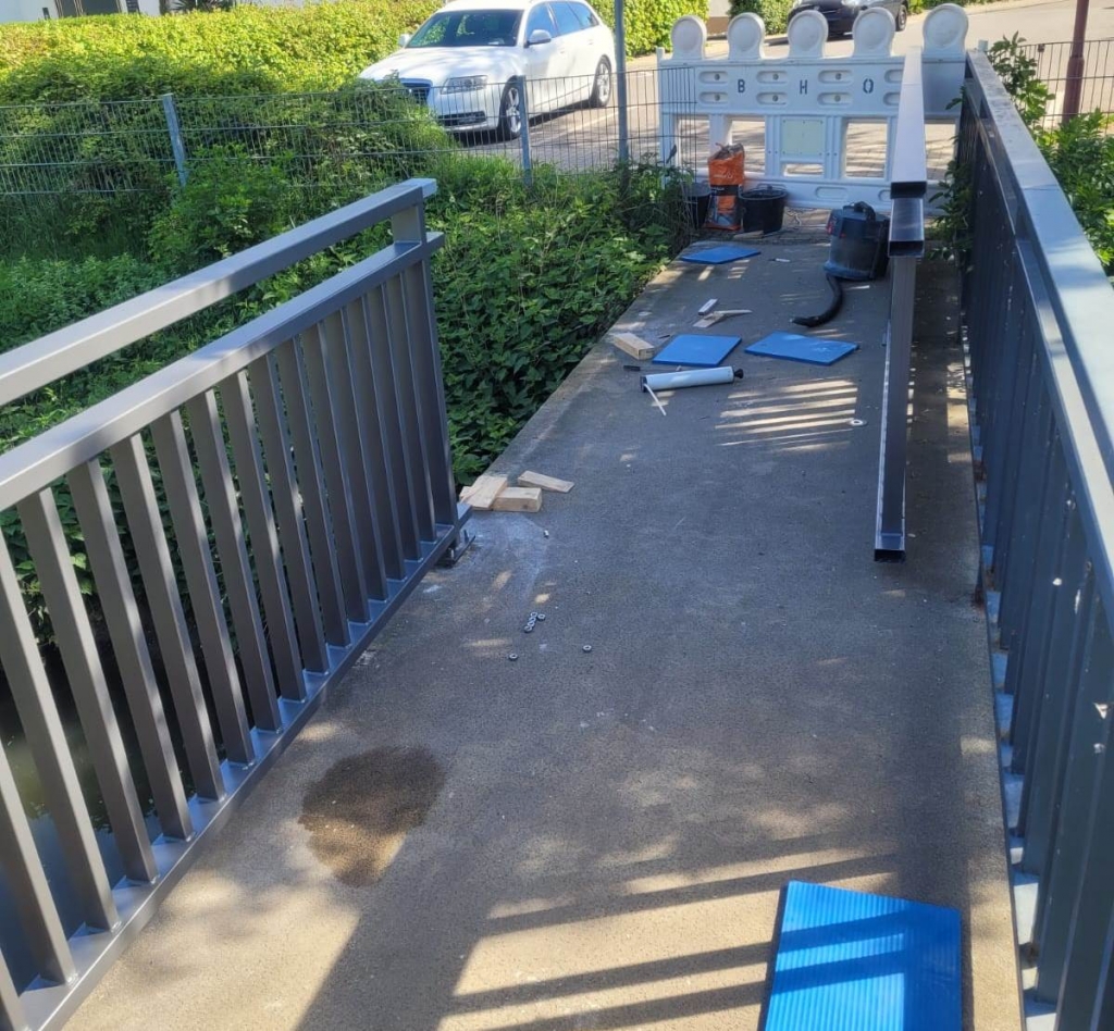 An einer Fußgängerbrücke über den Leimbach wurde vergangene Woche ein neues Geländer montiert.
