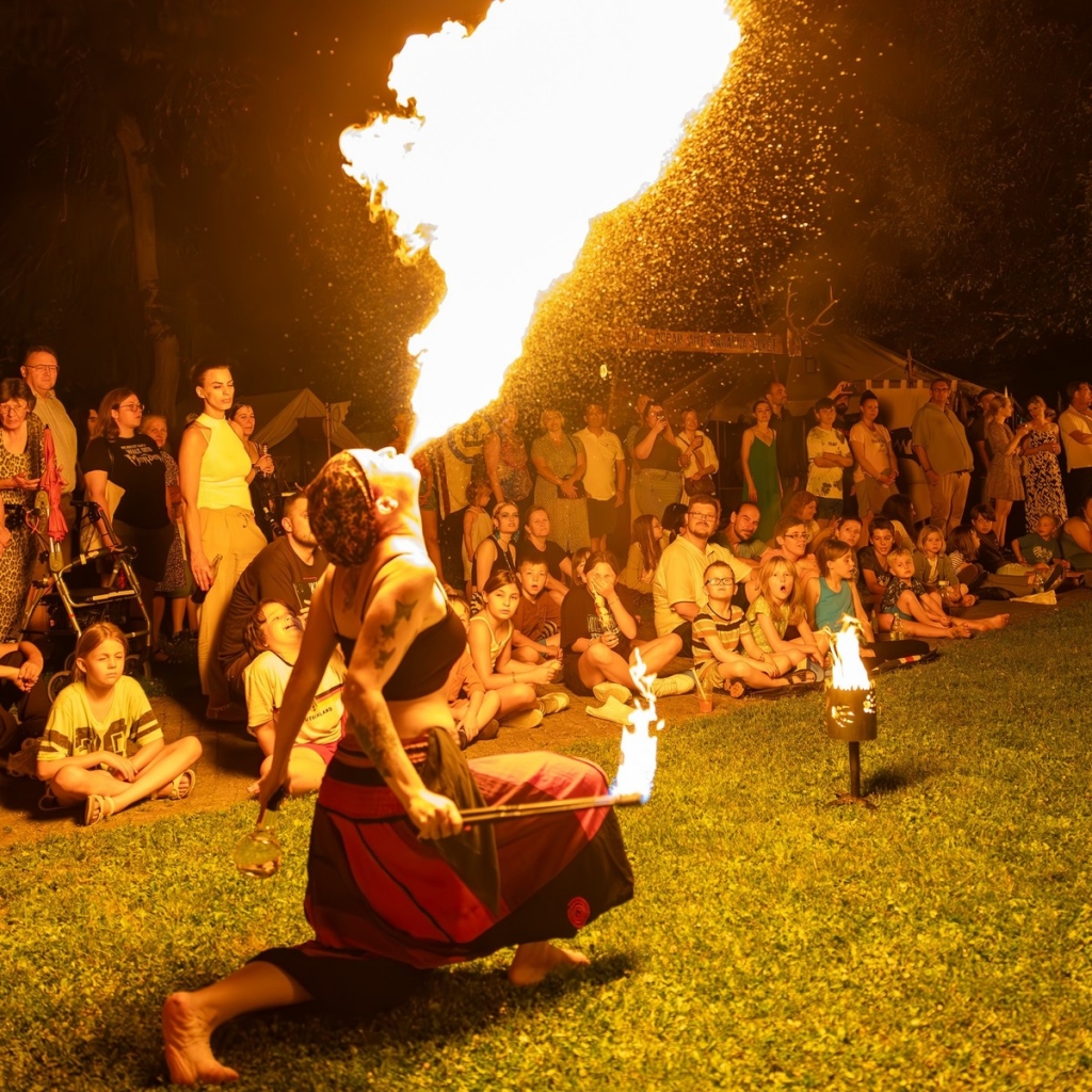 Bei der Feuershow beeindruckte diese Feuerspuckerin. 