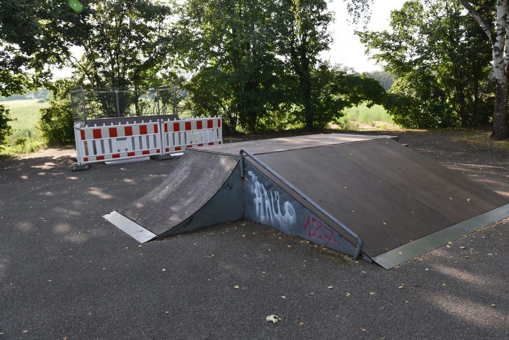 An der Rollschuhbahn wird die Halfpipe entfernt, weil sie defekt ist. Hier werden bald Basketballkörbe installiert.