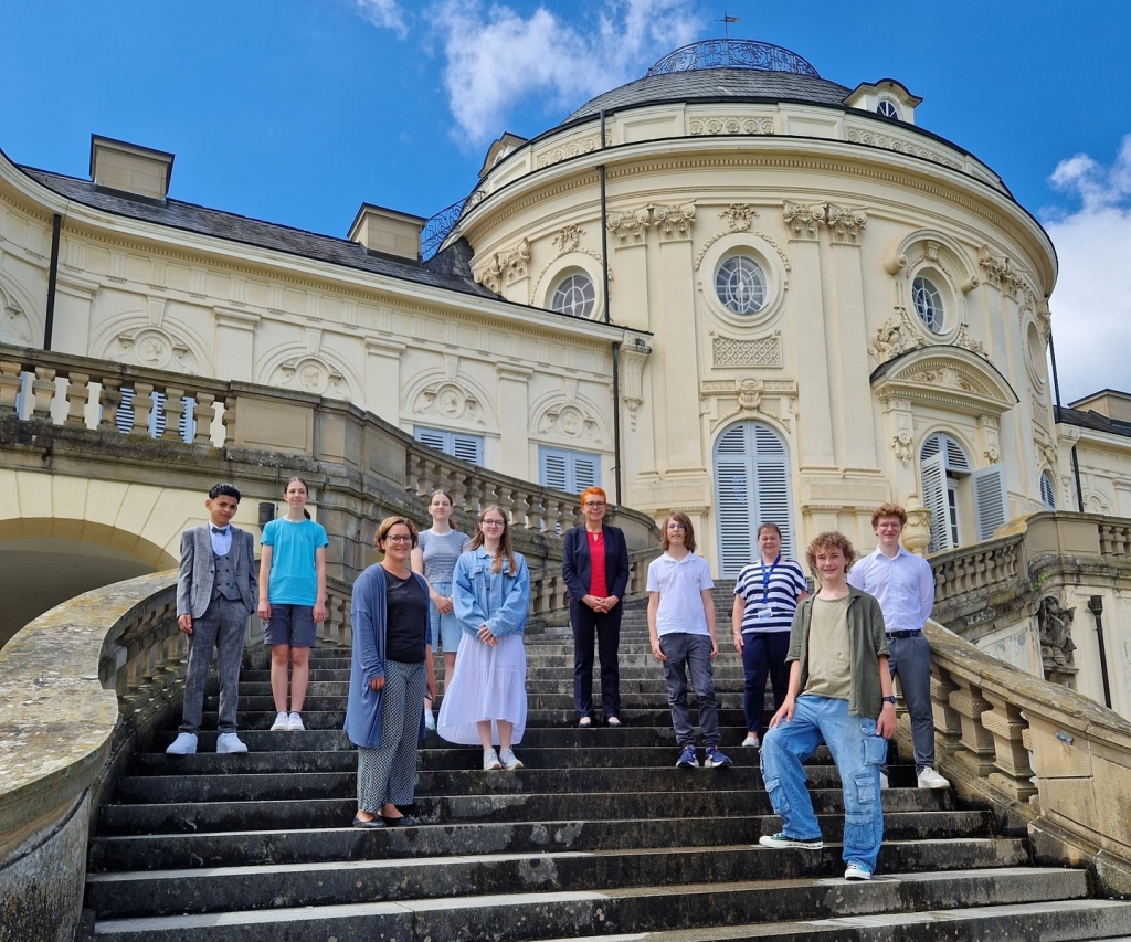 Preisträgerinnen und Preisträger des Europaschülerquiz 2024 - Gruppenfoto vor dem Schloss Solitude. Bildquelle: Statistisches Landesamt Baden-Württemberg 2024.