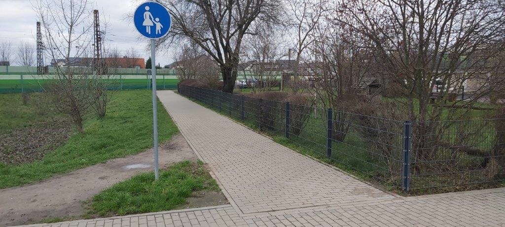 Die Umlaufsperren zwischen Nansenstraße und Bahnlinie wurden entfernt; auf dem Gehweg ist jetzt auch Radfahren möglich.