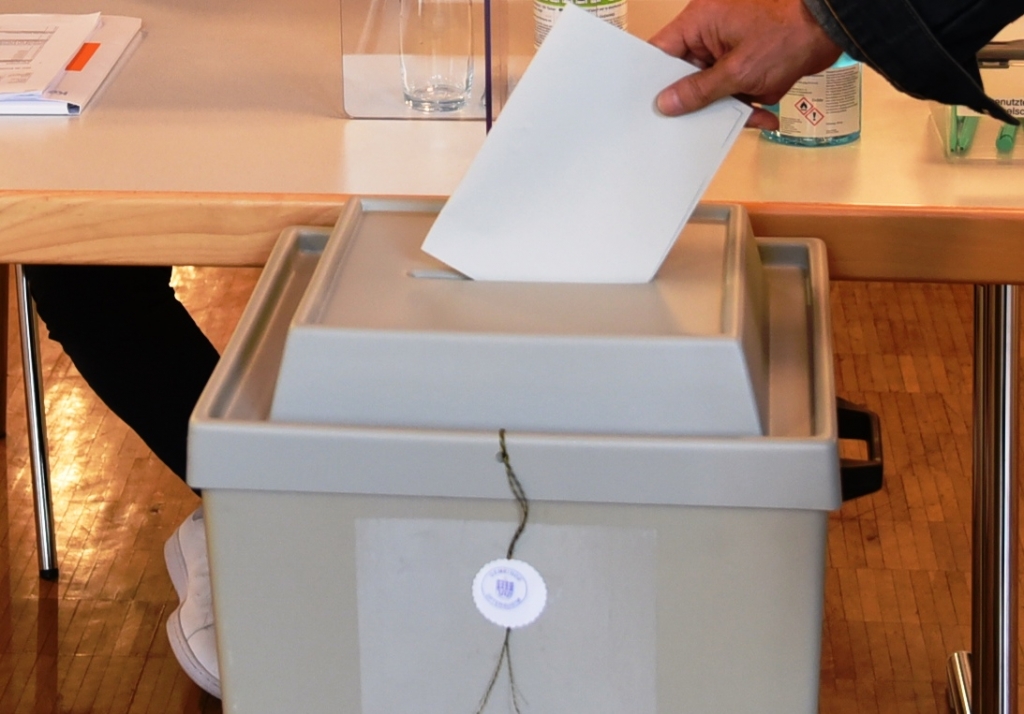 Ein Wähler wirft einen Stimmzettel in eine Wahlurne. (Symbolbild)