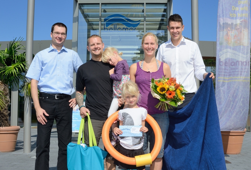 Foto von Tobias Schwerdt/Von links: Ronny Weber, Dennis und Sylvia Kühlwein mit ihren Töchtern Emma und Luise, Bäderleiter Benjamin Bräutigam